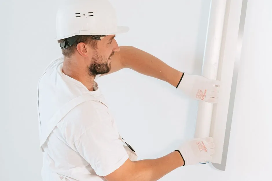 Pose de carrelage grand format dans un séjour rénové